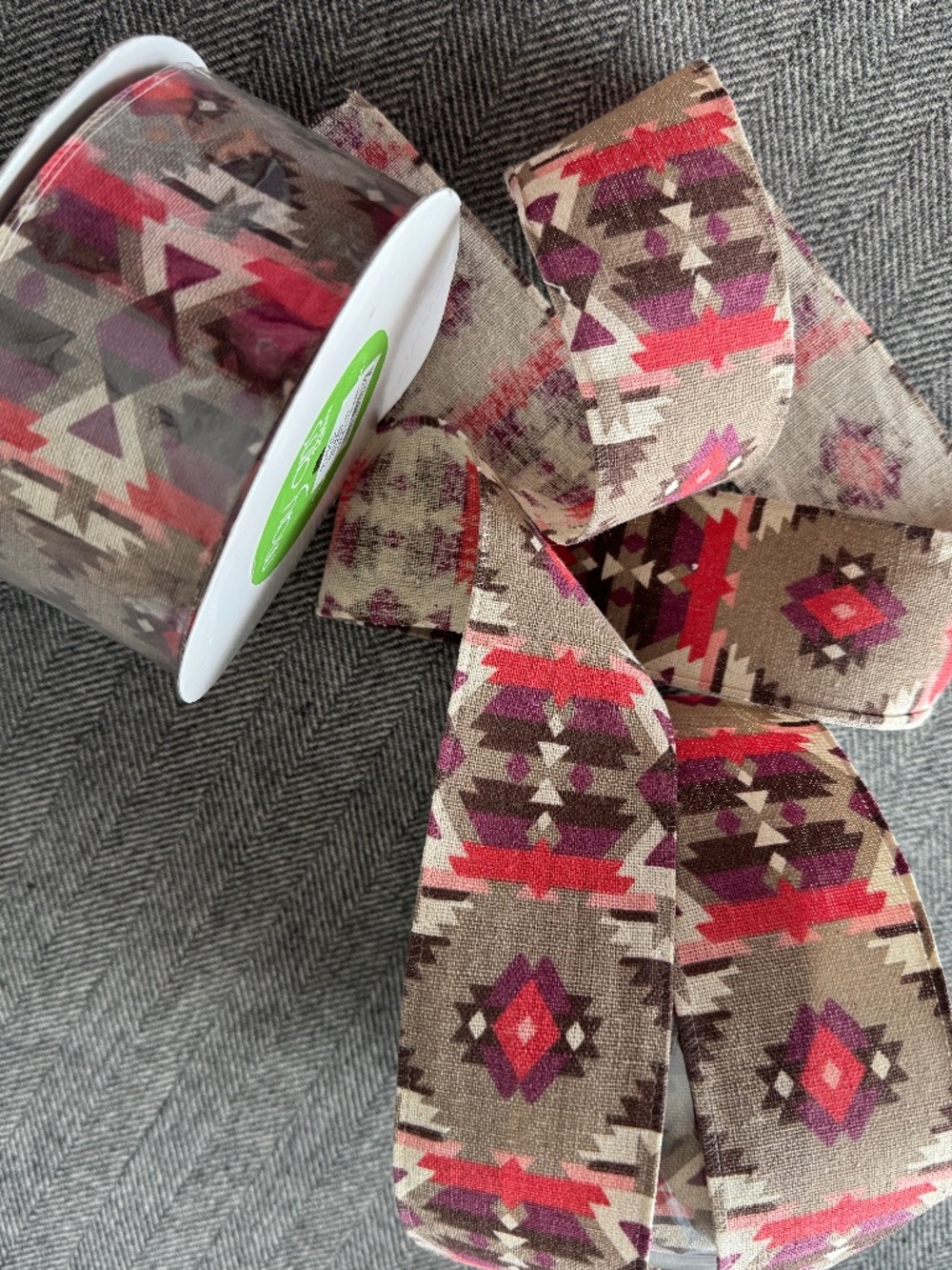 NWT, MAYARTS, BEAUTIFUL WIDE RIBBON IN GRAPHIC PATTERN - 20 YDS ROLL